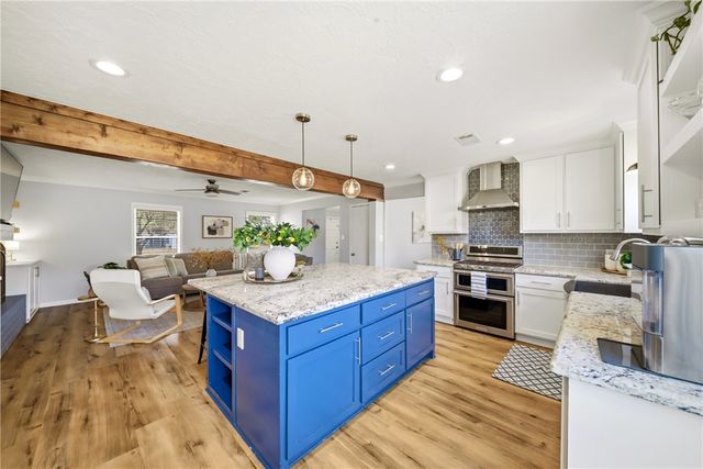 2105 Briar Oaks Drive, Bryan, TX 77802