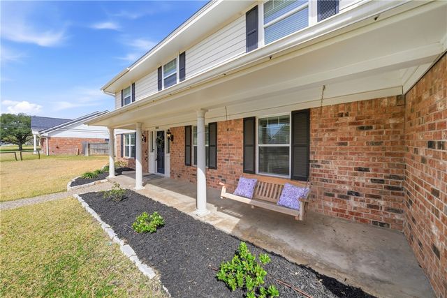 2105 Briar Oaks Drive, Bryan, TX 77802