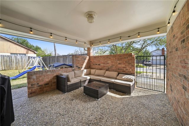 2105 Briar Oaks Drive, Bryan, TX 77802