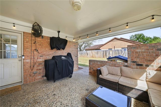 2105 Briar Oaks Drive, Bryan, TX 77802