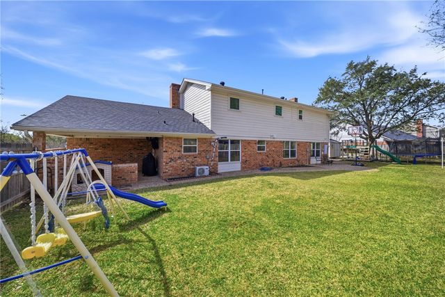 2105 Briar Oaks Drive, Bryan, TX 77802