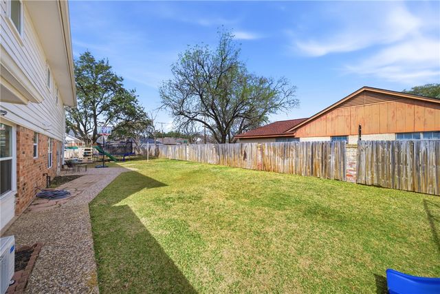 2105 Briar Oaks Drive, Bryan, TX 77802