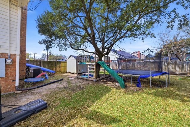 2105 Briar Oaks Drive, Bryan, TX 77802