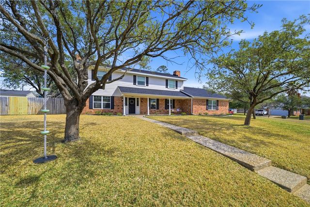 2105 Briar Oaks Drive, Bryan, TX 77802