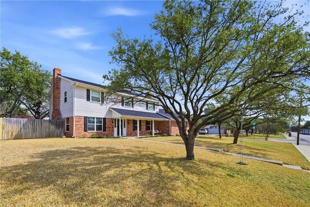 2105 Briar Oaks Drive, Bryan, TX 77802
