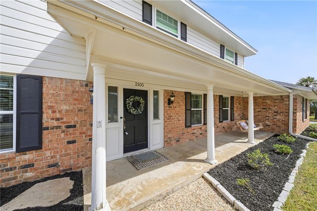 2105 Briar Oaks Drive, Bryan, TX 77802