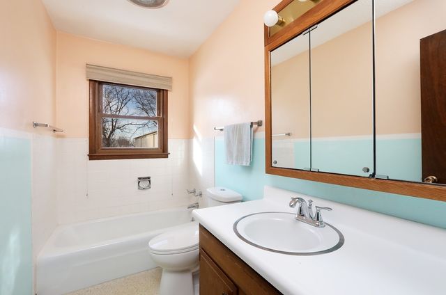 2390 Sand Road, Marshalltown, IA 50158