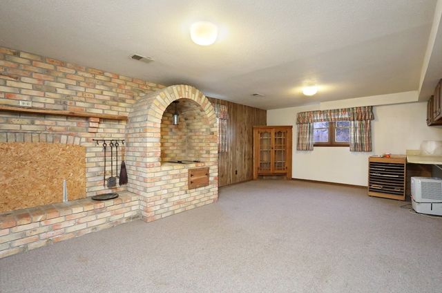 2390 Sand Road, Marshalltown, IA 50158