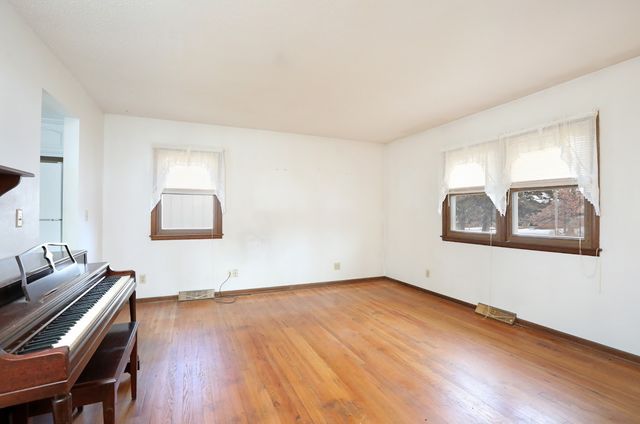 2390 Sand Road, Marshalltown, IA 50158