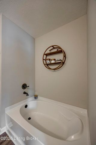 175 Strawberry Field Dr, Mt Washington, KY 40047