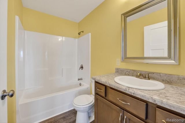 14131 Eastview Drive, Fenton, MI 48430