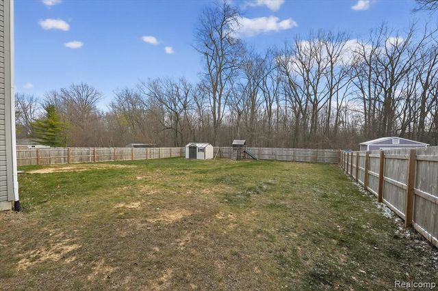 14131 Eastview Drive, Fenton, MI 48430