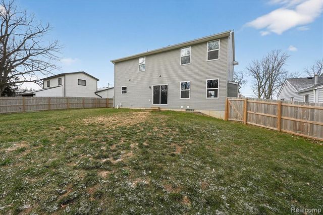 14131 Eastview Drive, Fenton, MI 48430