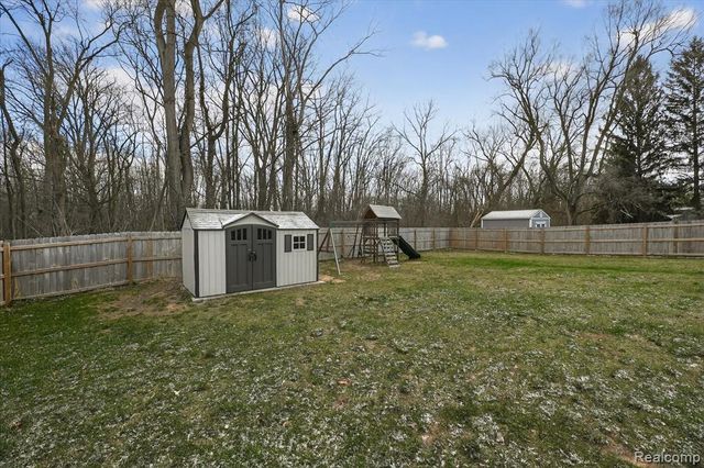 14131 Eastview Drive, Fenton, MI 48430