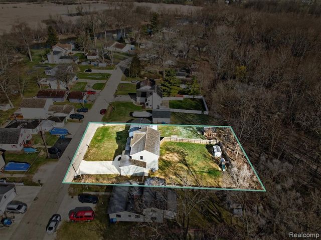 14131 Eastview Drive, Fenton, MI 48430