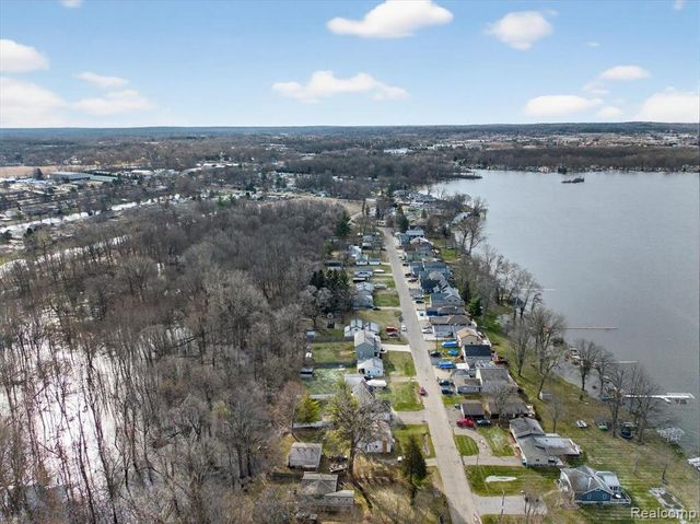14131 Eastview Drive, Fenton, MI 48430