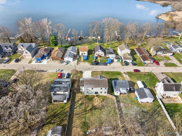 14131 Eastview Drive, Fenton, MI 48430