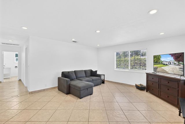 5624 E Washington St, Stockton, CA 95215