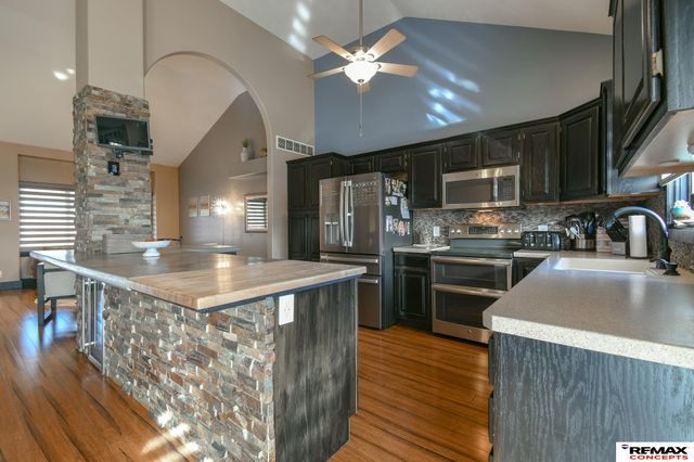 8933 Prairie Village Court, Lincoln, NE 68507