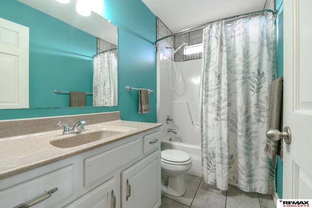 8933 Prairie Village Court, Lincoln, NE 68507