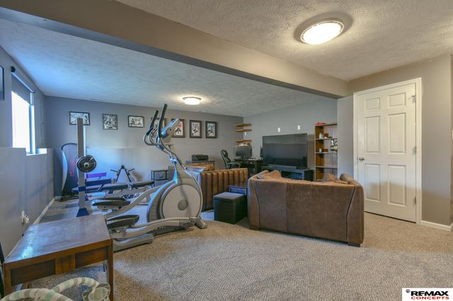 8933 Prairie Village Court, Lincoln, NE 68507