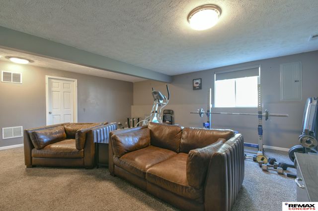 8933 Prairie Village Court, Lincoln, NE 68507