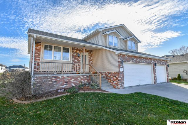 8933 Prairie Village Court, Lincoln, NE 68507