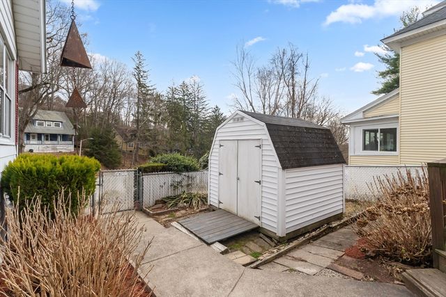 35 Chesterfield Rd, Worcester, MA 01602