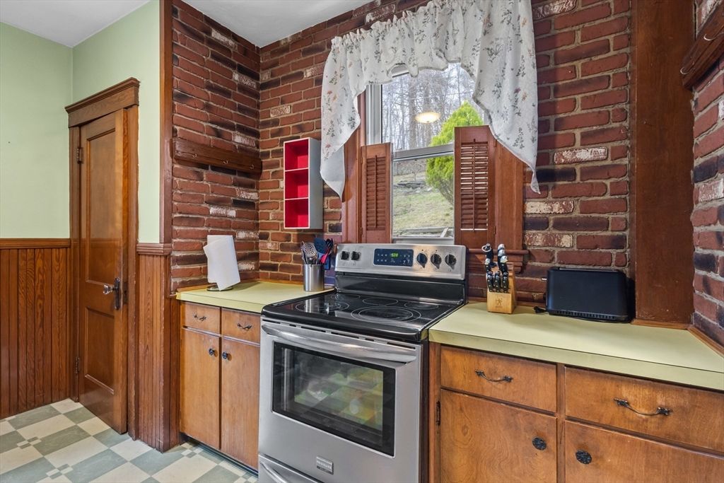 35 Chesterfield Rd, Worcester, MA 01602