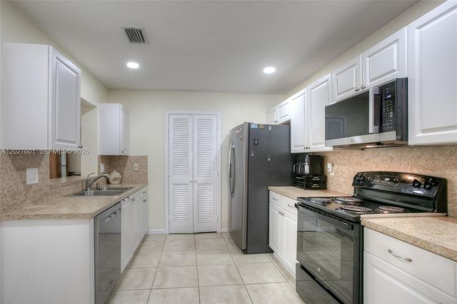9521 NW 18th Mnr, Plantation, FL 33322