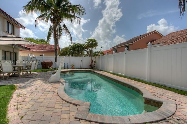 9521 NW 18th Mnr, Plantation, FL 33322