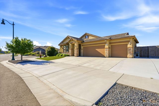 1703 W Porter Avenue, Visalia, CA 93291