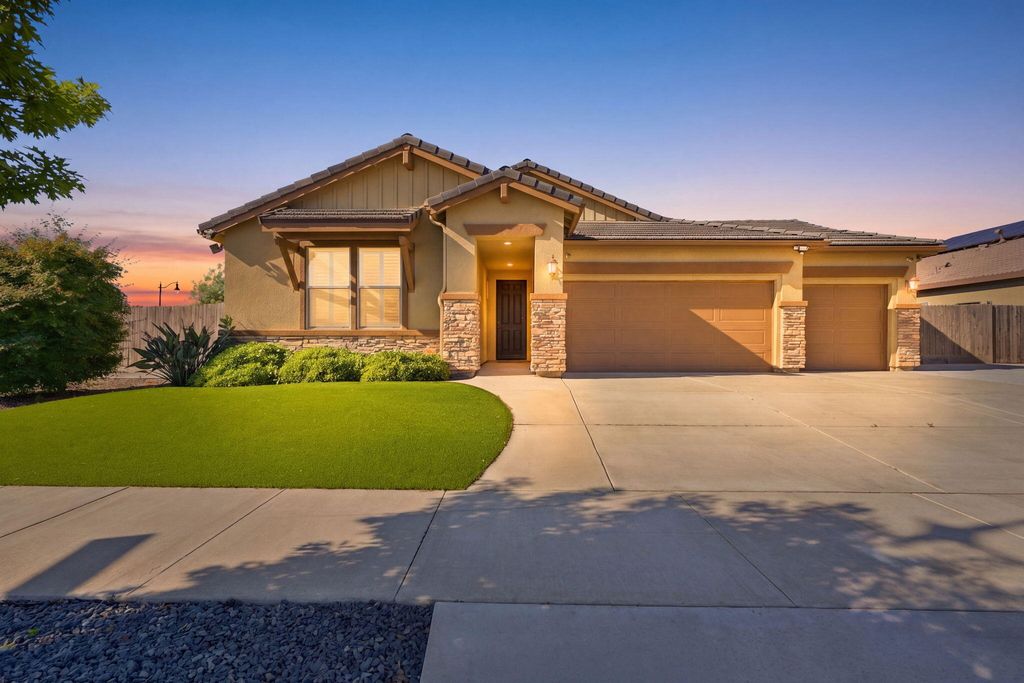 1703 W Porter Avenue, Visalia, CA 93291