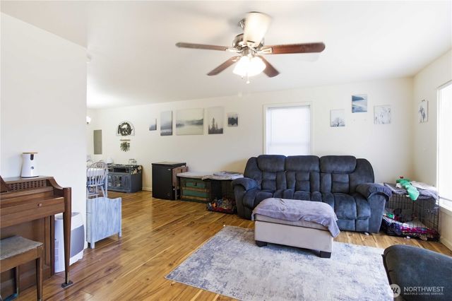 421 McAdams Road E, Longview, WA 98632