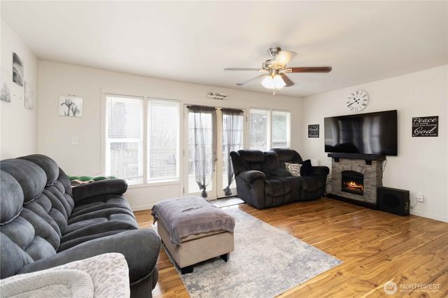 421 McAdams Road E, Longview, WA 98632