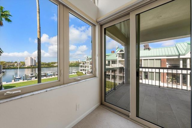 947 SEDDON COVE WAY 947, Tampa, FL 33602