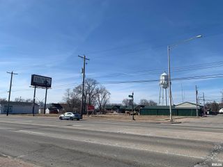 117-121 N MAIN Street, Creve Coeur, IL 61610