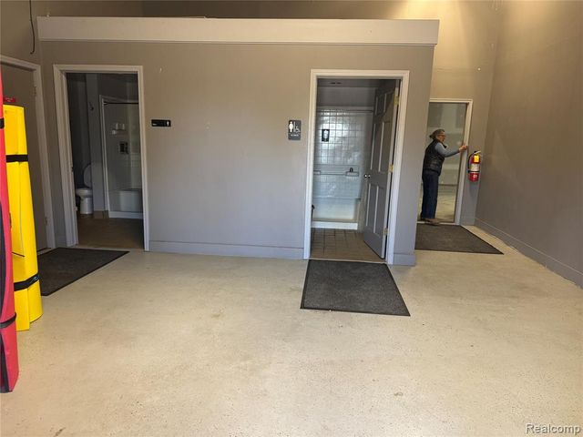 4030 Dixie Highway, Waterford, MI 48329