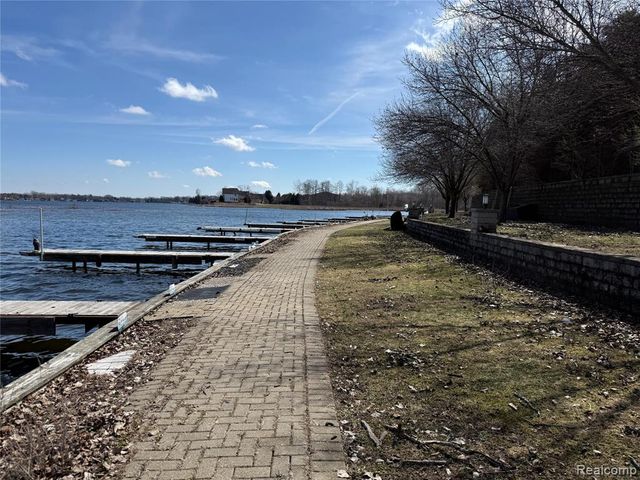 4030 Dixie Highway, Waterford, MI 48329