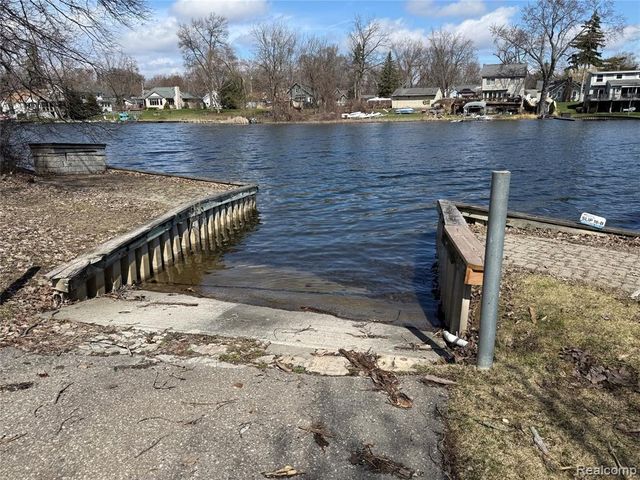 4030 Dixie Highway, Waterford, MI 48329