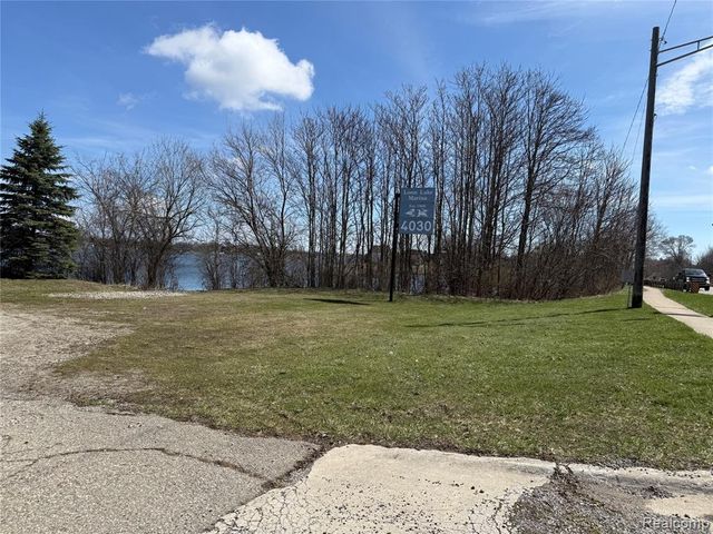 4030 Dixie Highway, Waterford, MI 48329