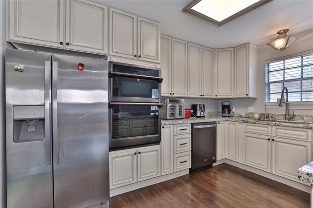 211 Bayou Road, Lake Jackson, TX 77566