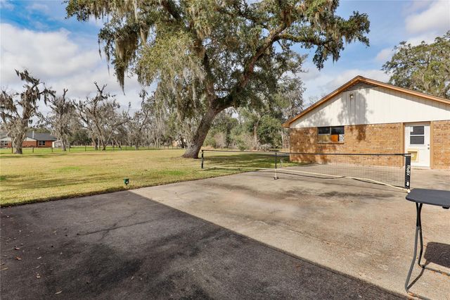 211 Bayou Road, Lake Jackson, TX 77566
