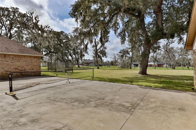 211 Bayou Road, Lake Jackson, TX 77566