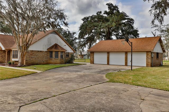 211 Bayou Road, Lake Jackson, TX 77566