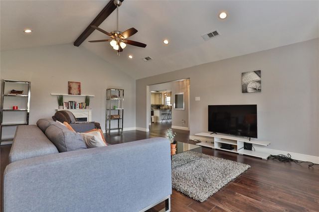 211 Bayou Road, Lake Jackson, TX 77566