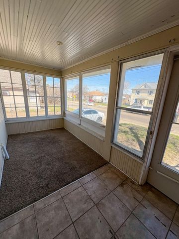 920 Valley St, Minot, ND 58701