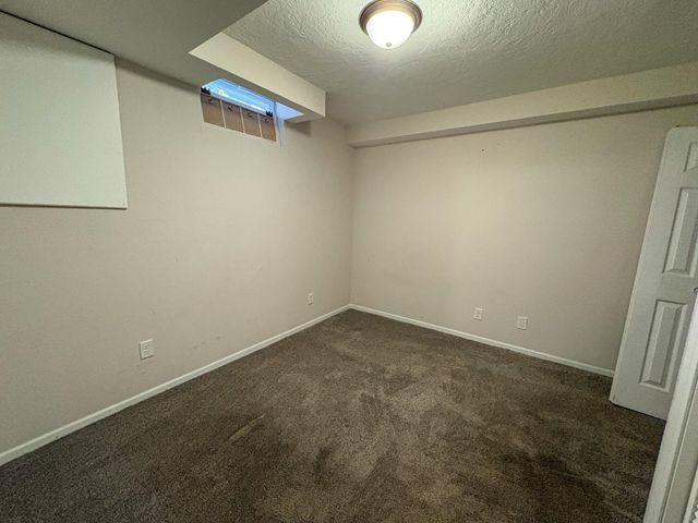 920 Valley St, Minot, ND 58701