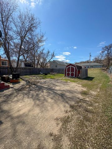920 Valley St, Minot, ND 58701