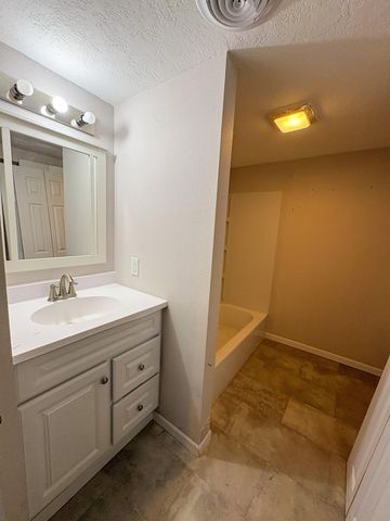 920 Valley St, Minot, ND 58701